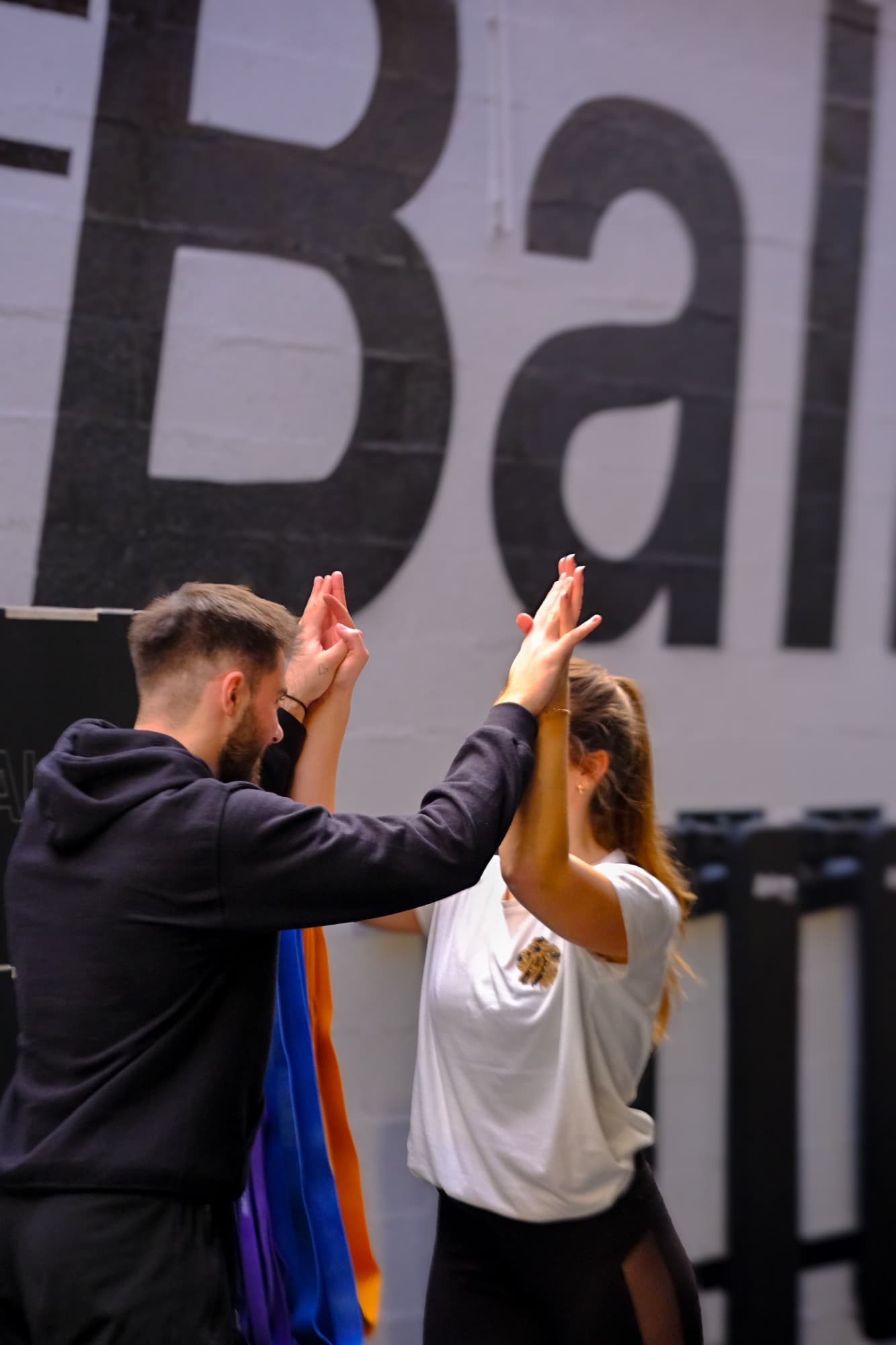 Paulo et une cliente se tapent dans la main à la fin d'une séance