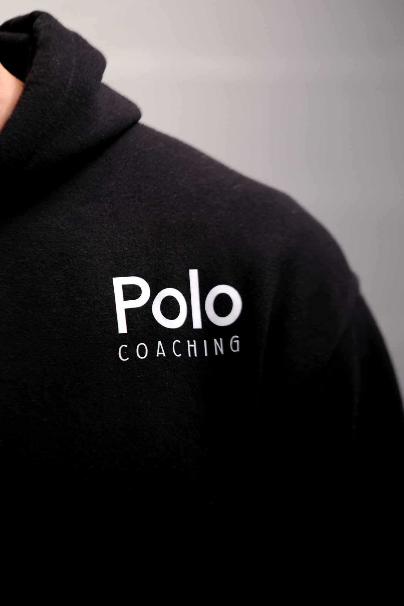Le logo Polo Coaching sur un sweat noir