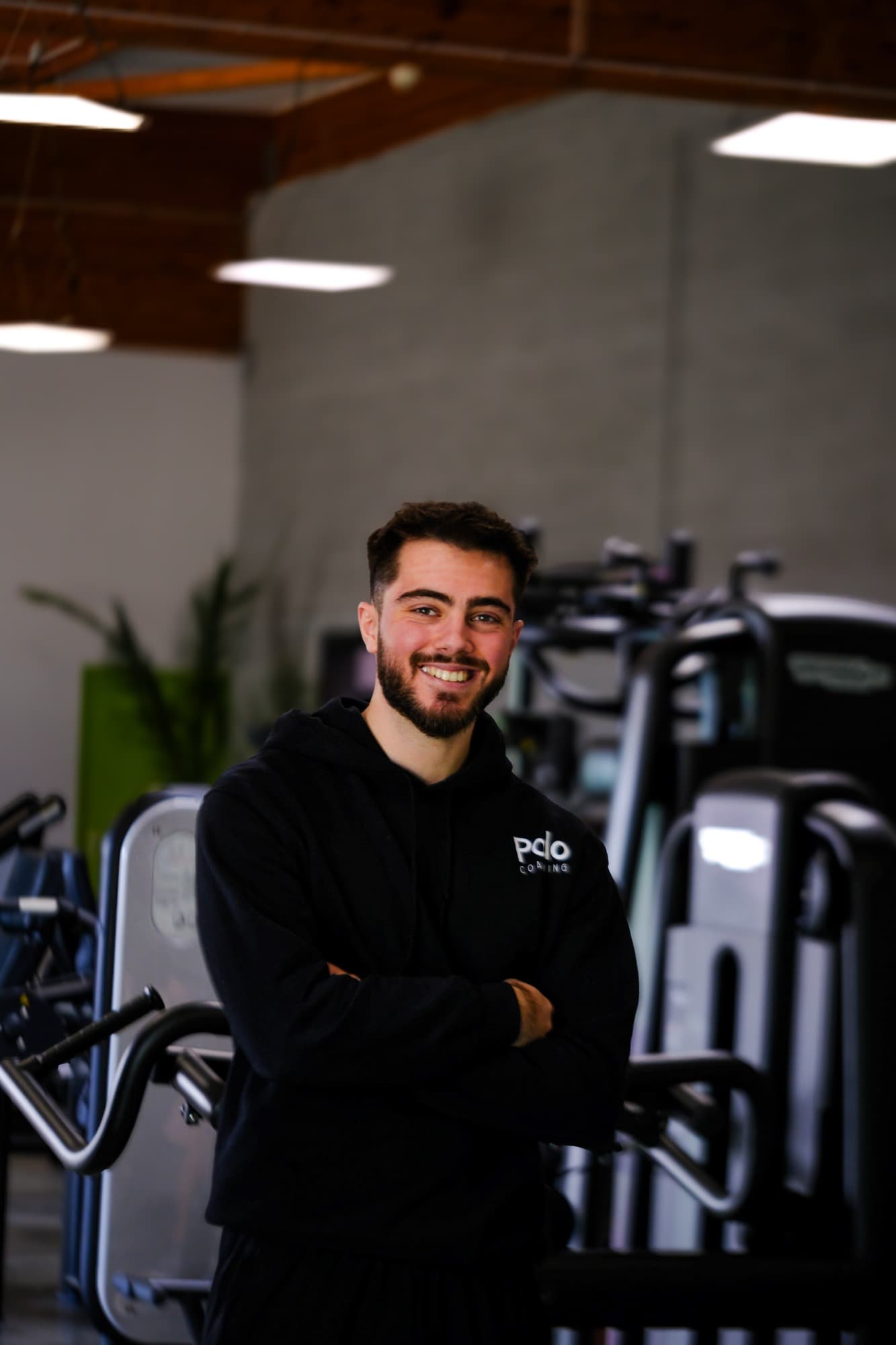 Portrait de Paulo, coach sportif, dans sa salle d'entraînement