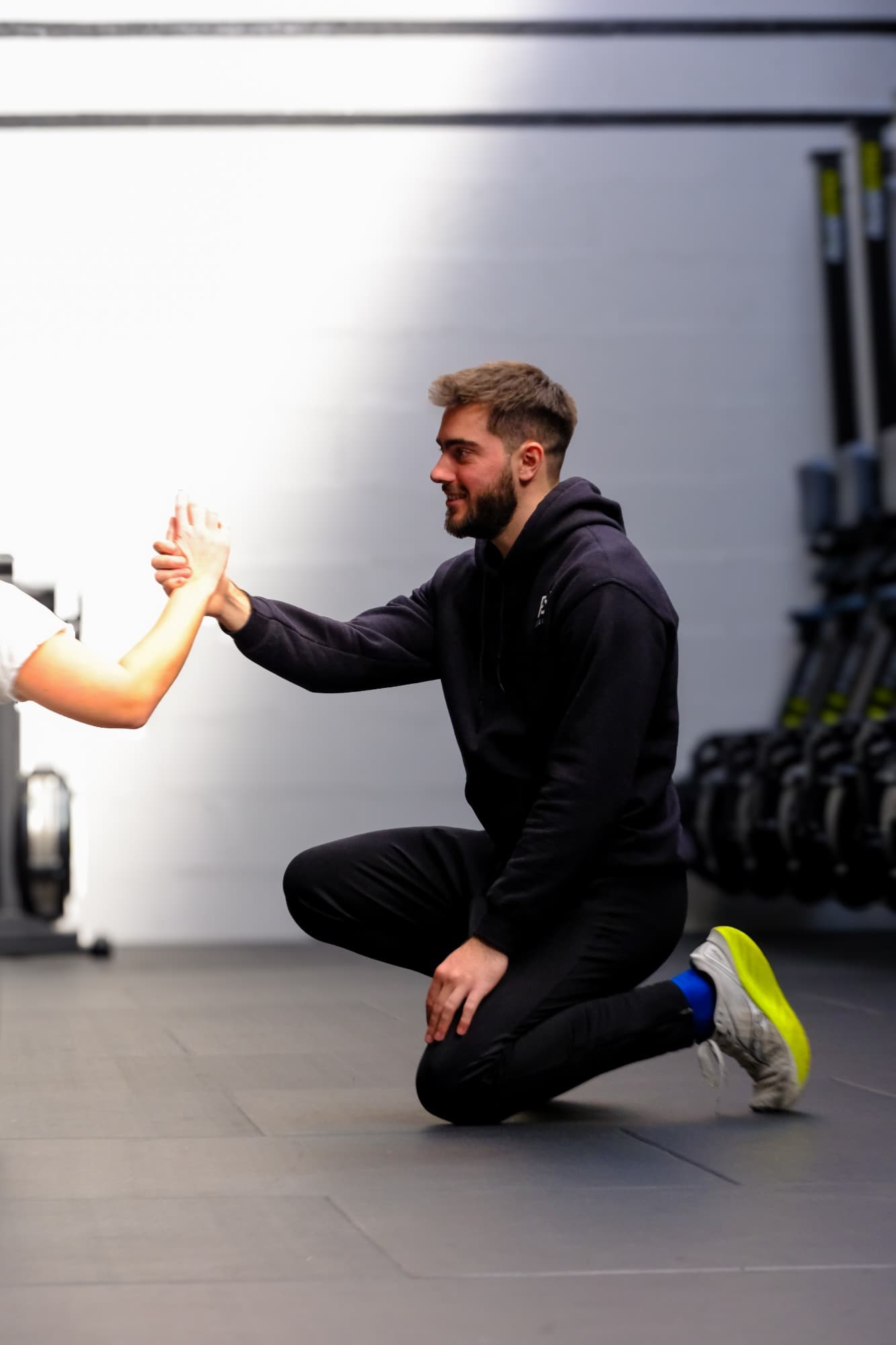 Paulo encourage une cliente à la fin d'un exercice